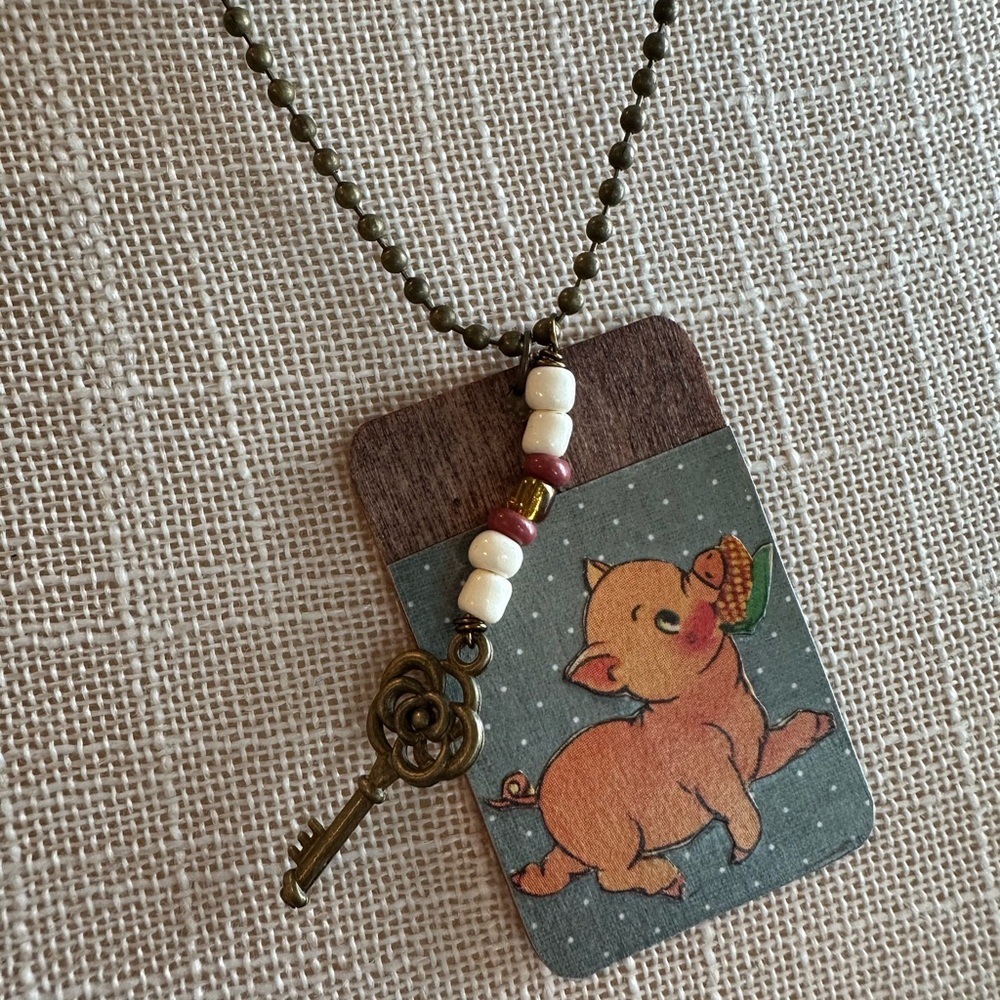 Charming Necklace with Key and Pendant